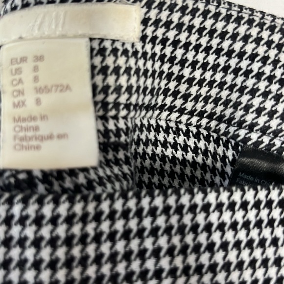 H&M black and white checked cropped pants. Size 8 - Picture 3 of 3